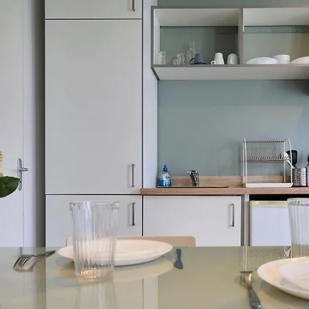 דירה Train Station